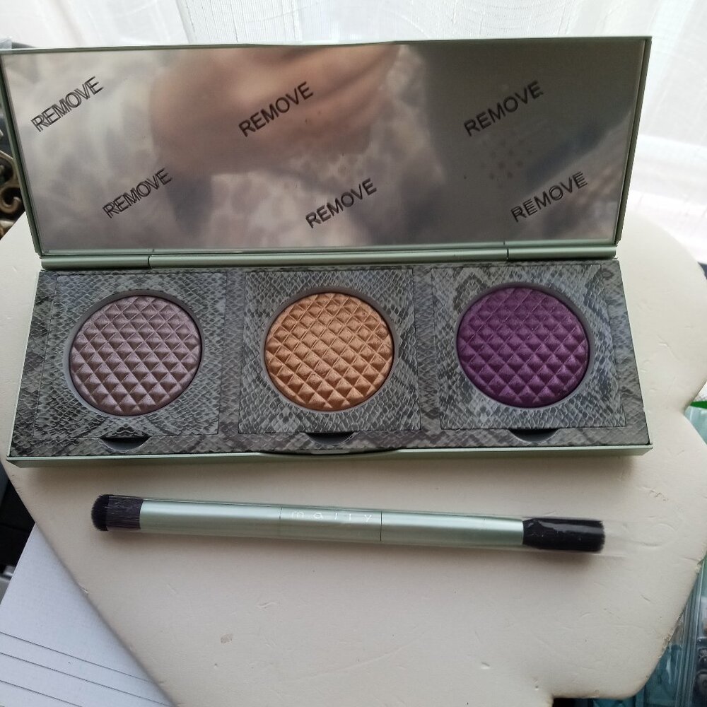 Mally effortless airbrush eyeshadow trio with double sided brush New in box.